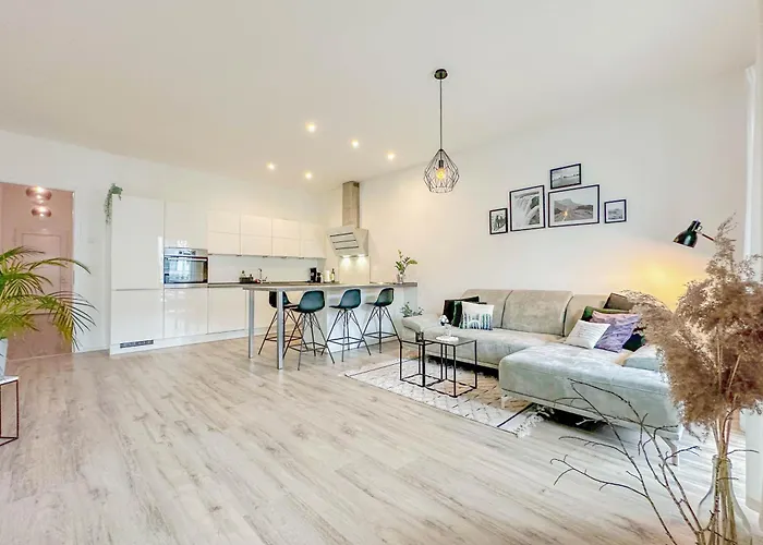 Modernes Trierer Cityloft Mit Großem Balkon